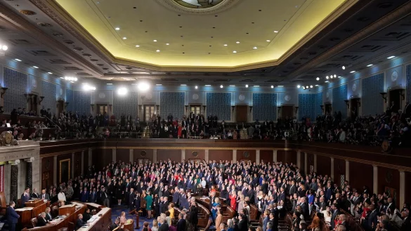Die Haushaltsresolution schlägt Budget-Kürzungen von mindestens zwei Billionen Dollar (1,91 Billionen Euro) vor. - © Mark Schiefelbein/AP/dpa