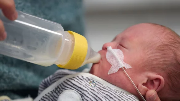 Die Magensonde bleibt zur Sicherheit noch erhalten - © Bernd Thissen/dpa