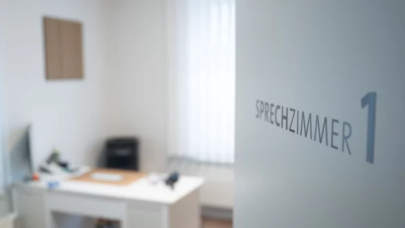 Union und SPD wollen ein verbindliches System einf&uuml;hren, bei dem Patientinnen und Patienten in eine Hausarztpraxis gehen, die sie bei Bedarf an Fach&auml;rzte &uuml;berweist. (Symbolbild) - &copy; Sebastian Kahnert/dpa