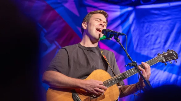 Rockt demnächst auch den Bierkönig am Ballermann: der oberbayerische Sänger Oimara. - © Leonie Asendorpf/dpa