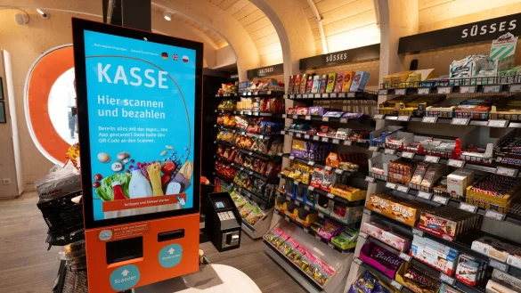 In vielen autonomen Geschäften wird per SB-Kasse bezahlt. - © Boris Roessler/dpa