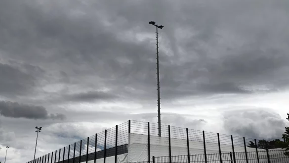 Dunkle Wolken über dem Trainingsplatz: Das Wetter passte zur tristen Stimmung im DFB-Quartier am Tag nach dem 1:2 gegen Portugal. - © Federico Gambarini/dpa
