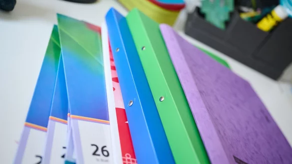 Hefte und Zeichenbl&ouml;cke sind in diesem Jahr preisstabil. (Symbolbild) - &copy; Annette Riedl/dpa