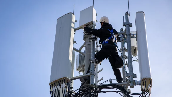 Diese Telekom-Antennen funken schon, anderswo ist die Handynetz-Abdeckung der Telekommunikationsanbieter bislang nicht so gut wie erwünscht. (Archivbild) - © Daniel Karmann/dpa
