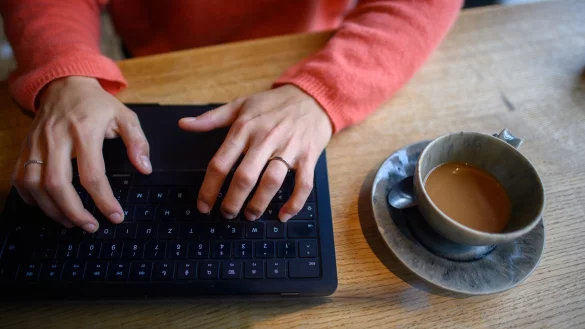 Stundenlang Arbeiten im Café: Das machen einige Gastronomen nicht mehr mit. - © Klaus-Dietmar Gabbert/dpa