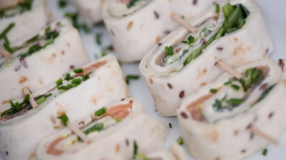 Fischwraps lassen sich in Scheiben geschnitten auch häppchenweise genießen. - © Sebastian Gollnow/dpa/dpa-tmn