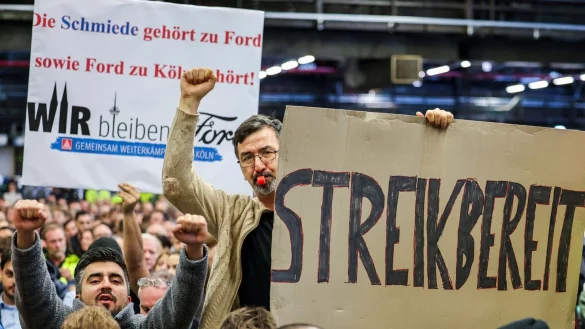 Ende 2024 verkündete das Ford-Management Sparpläne, die auf breiten Protest in der Belegschaft stießen. Hier ein Foto einer Betriebsversammlung im Dezember 2024. - © Christoph Reichwein/dpa