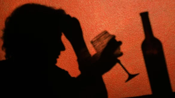 Ein Alkoholproblem ist auch meist ein Problem f&uuml;r das pers&ouml;nliche Umfeld. Wer sich Sorgen macht, sollte aber lieber keinen Druck auf Betroffene aus&uuml;ben. - &copy; picture alliance / dpa