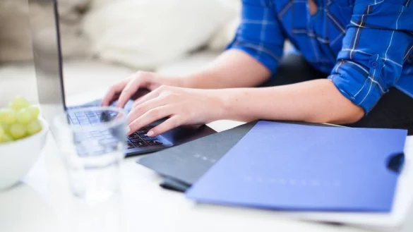 Mut zur Lücke: Phasen der Arbeitslosigkeit sollten Bewerberinnen und Bewerber nicht mit privaten Projekten, beruflicher Neuorientierung oder Selbstfindung kaschieren. - © Christin Klose/dpa-tmn