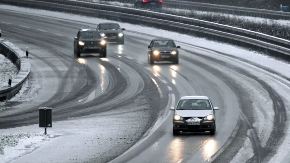 Schneematsch auf der A52 bei Gelsenkirchen. Vielerorts sind die Straßen infolge von gefrierendem Regen spiegelglatt. - © Federico Gambarini/dpa