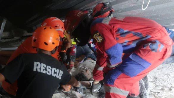 Die Retter suchten fieberhaft unter den Tr&uuml;mmern nach &Uuml;berlebenden. - &copy; Trisnadi/AP/dpa