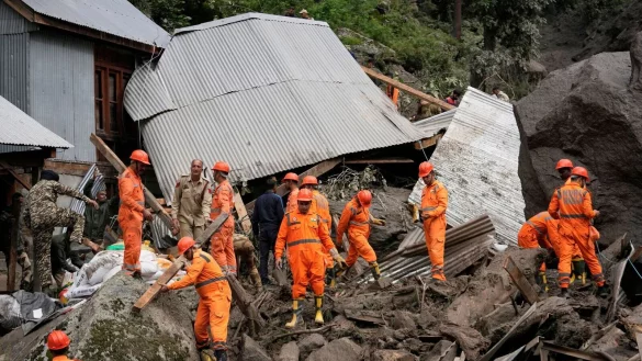 Sturzfluten trafen das Dorf Chositi. - © Channi Anand/AP/dpa