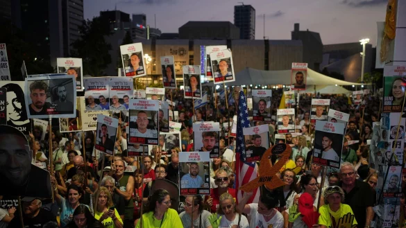 Zehntausende Menschen demonstrierten in Tel Aviv gegen die von der israelischen Regierung geplante Ausweitung des Gaza-Kriegs. - &copy; Ohad Zwigenberg/AP/dpa