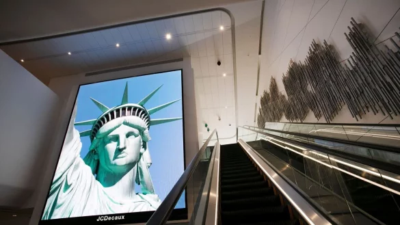 Die Bundesregierung hat die Reisehinweise zu den USA ergänzt. (Archivbild) - © Mark Lennihan/AP/dpa