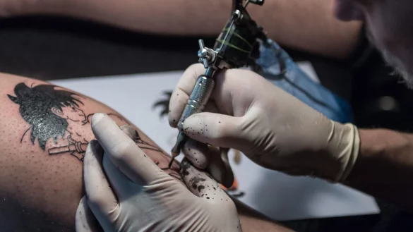 In ein frisch gestochenes Tattoo auf keinen Fall Keime geraten, die für Infektionen sorgen können. - © Daniel Maurer/dpa-tmn