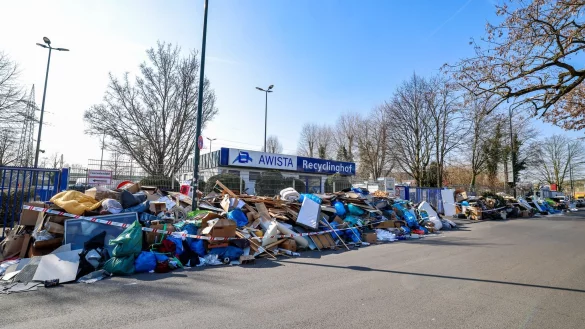 Die Stadt schätzt die Menge des illegal abgeladenen Mülls auf 500 Kubikmeter - © Christoph Reichwein/dpa