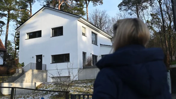 Der Rechtsstreit um dieses Haus geht weiter. (Archivbild) - © David Hammersen/dpa