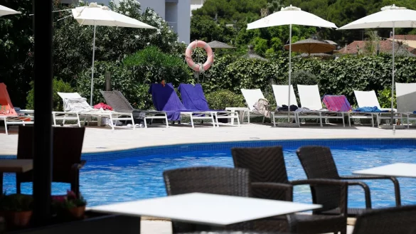 So nicht: Viele Hotels haben inzwischen Regeln eingeführt, die das Reservieren von Liegen mit Handtüchern verbieten. - © Clara Margais/dpa/dpa-tmn