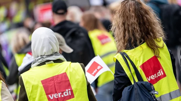 Frauen wollen für gleiche Löhne auf die Straße gehen. (Archivbild) - © Fabian Sommer/dpa