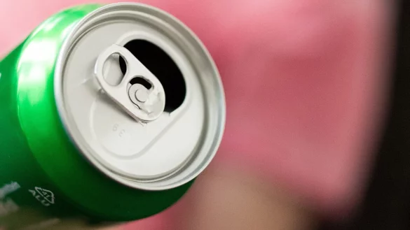 (Über-)dosis an Koffein, Zucker und Bisphenol-A: Die Zeitschrift «Öko-Test» untersuchte 22 Energydrinks und fällt ein vernichtendes Urteil. - © Alexander Heinl/dpa-tmn