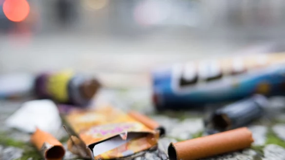 Aufgeweichte Feuerwerkskörper liegen nach Silvester auf der Straße. (Archivbild) - © Sebastian Gollnow/dpa