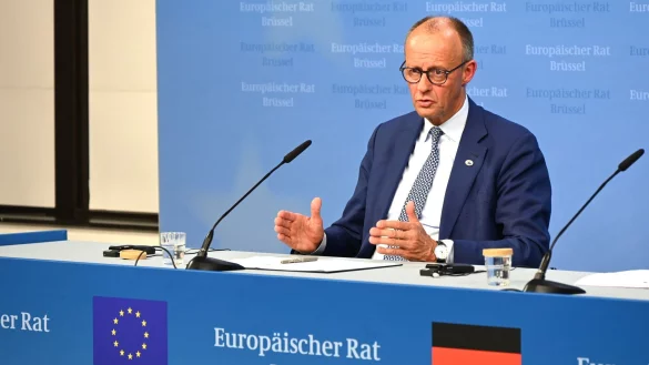 Kanzler Friedrich Merz sieht durch die US-Zölle deutsche Unternehmen in Gefahr. - © Ansgar Haase/dpa