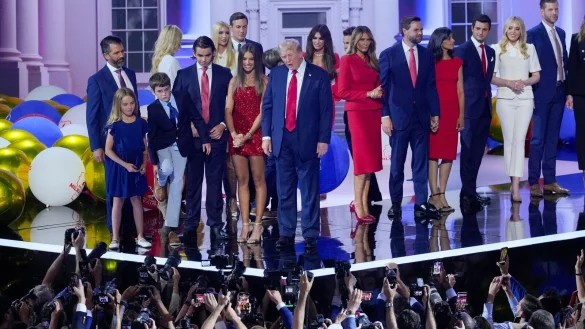 Donald Trump im Kreise seiner Familie beim Parteitag der Republikaner in Milwaukee. (Archivbild) - © J. Scott Applewhite/AP/dpa