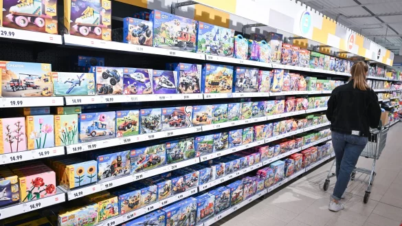 Lebensmittel sind das Hauptgeschäft von Discountern und Supermärkten. Mittlerweile haben sie aber deutlich mehr im Sortiment. (Archivbild) - © Bernd Weißbrod/dpa