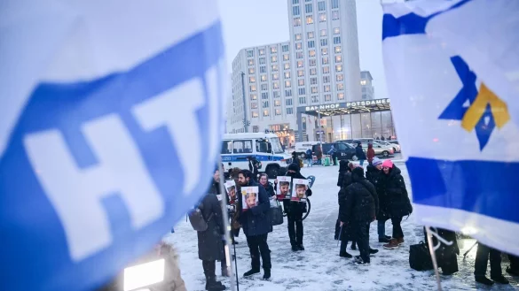 Teilnehmer stehen während einer Kundgebung vor der Berlinale-Eröffnung für die israelischen Schauspieler Ariel und David Cunio, die sich in Gefangenschaft der Hamas befinden, auf dem Potsdamer Platz. (Archivbild) - © Sebastian Christoph Gollnow/dpa