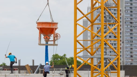 In Deutschland werden zu wenige neue Wohnungen gebaut. Hohe Kosten und strenge Auflagen erschweren den Ausbau, kritisiert die Wohnungswirtschaft. (Archivbild) - © Rolf Vennenbernd/dpa