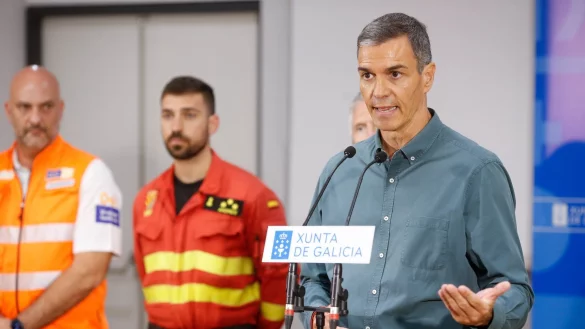 Der sozialistische Politiker besuchte am Nachmittag die besonders betroffenen Provinzen Ourense und León und sicherte umfassende Unterstützung zu. - © Carlos Castro/EUROPA PRESS/dpa