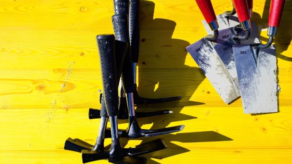 Jedes fünfte Mittelstandsunternehmen hat laut einer Umfrage Stellen abgebaut. Besonders stark ist der Stellenabbau demnach im Baugewerbe. (Symbolbild) - © Philipp Schulze/dpa