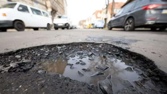 In vielen Städten und Gemeinden fehlt das Geld für Investitionen (Symbolbild) - © Sebastian Kahnert/dpa