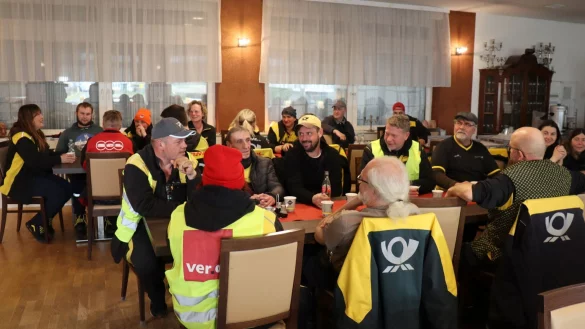 Eine Gruppe von Post-Beschäftigten, die ihre Arbeit niedergelegt hat. - © Rene Priebe/dpa