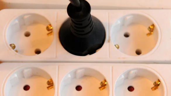 Die Stromsteuer sollte nach dem Willen der Fraktionschefs von CDU und CSU zeitnah für alle Verbraucher in Deutschland gesenkt werden. (Illustration) - © Carsten Rehder/dpa