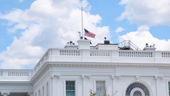 Die Flagge am Wei&szlig;en Haus ist auf halbmast gesenkt. - &copy; Jacquelyn Martin/AP/dpa