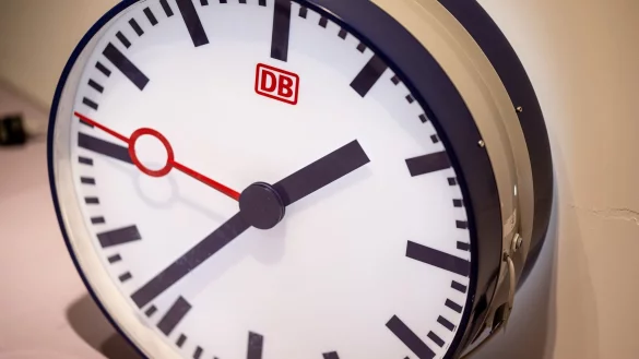 Immer wieder verliert die Bahn den Wettlauf mit der Zeit. (Archivbild) - © Fabian Sommer/dpa