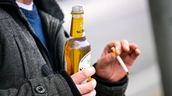 Riskanter Alkohol- und Nikotinkonsum führt zu hohen Todes- und Erkrankungszahlen. (Symbolbild) - © Sina Schuldt/dpa