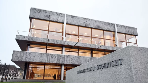 Das Bundesverfassungsgericht in Karlsruhe hat eine Entscheidung zum Polizeigesetz in NRW veröffentlicht. (Archivbild) - © Uli Deck/dpa