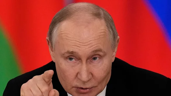 Kremlchef Wladimir Putin will einer Waffenruhe nur unter bestimmten Bedingungen zustimmen. - © Alexander Zemlianichenko/AP/dpa