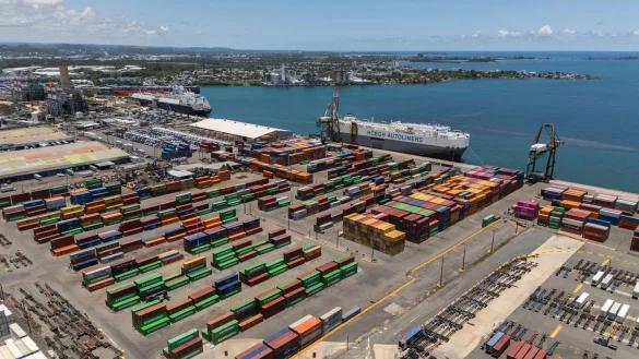 Auf Puerto Rico (USA) sind Container im Hafen von San Juan gestapelt. - &copy; Alejandro Granadillo/AP/dpa