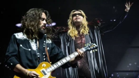 Tom (links) und Bill Kaulitz bei einem Konzert im März. (Archivbild) - © Marijan Murat/dpa