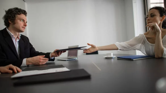 Es sind normale Zeichen für die Wahrheit, wenn Bewerberinnen und Bewerber bei schwierigen Aufgabestellungen im Gespräch anfangen zu stottern und gestresst wirken. - © Klaus-Dietmar Gabbert/dpa-tmn