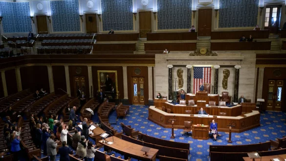 Der Demokrat Hakeem Jeffries redet bereits seit Stunden im Repr&auml;sentantenhaus - stellt er einen neue Rekord auf? - &copy; Rod Lamkey/AP/dpa