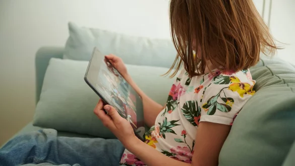 Digitale Welten kennenlernen, aber dabei nicht von ungeeigneten Dingen verstört werden? Apples Kinderschutz bietet künftig weitere Funktionen für Eltern an, den digitalen Konsum ihrer Kinder zu steuern. - © Annette Riedl/dpa/dpa-tmn