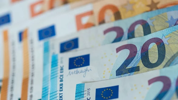 Streit ums Geld: Beamte in der nordrhein-westfälischen Landesverwaltung sehen sich benachteiligt. (Symbolbild) - © Monika Skolimowska/dpa-Zentralbild/dpa