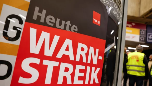 Der Warnstreiks am Airport Köln/Bonn soll bis zum späten Montagabend dauern. - © Thomas Banneyer/dpa