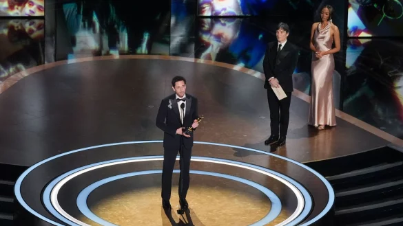 Adrien Brody bedankte sich ausführlich auf der Oscar-Bühne. - © Chris Pizzello/Invision/AP/dpa