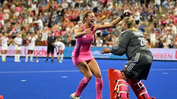 Torh&uuml;terin Julia Sonntag rettete den Finaleinzug. - &copy; Federico Gambarini/dpa