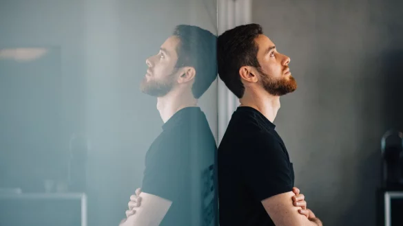 Eine Absage nach dem Jobinterview kann eine Chance sein, das eigene Auftreten zu reflektieren und zu verbessern. - © Zacharie Scheurer/dpa-tmn